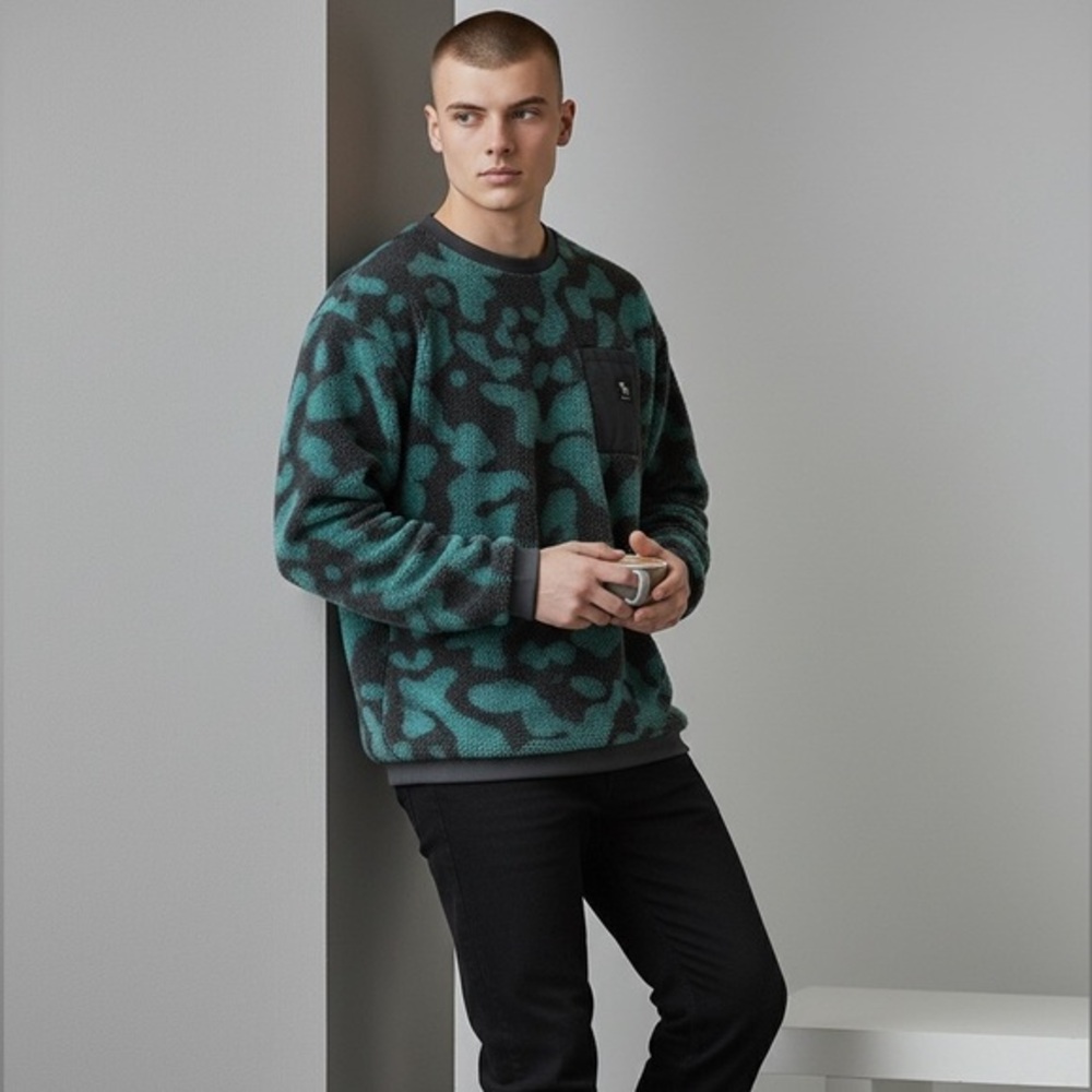 Abercrombie Kids Boys  black Camo  crew neck sherpa pullover in size 15-/16